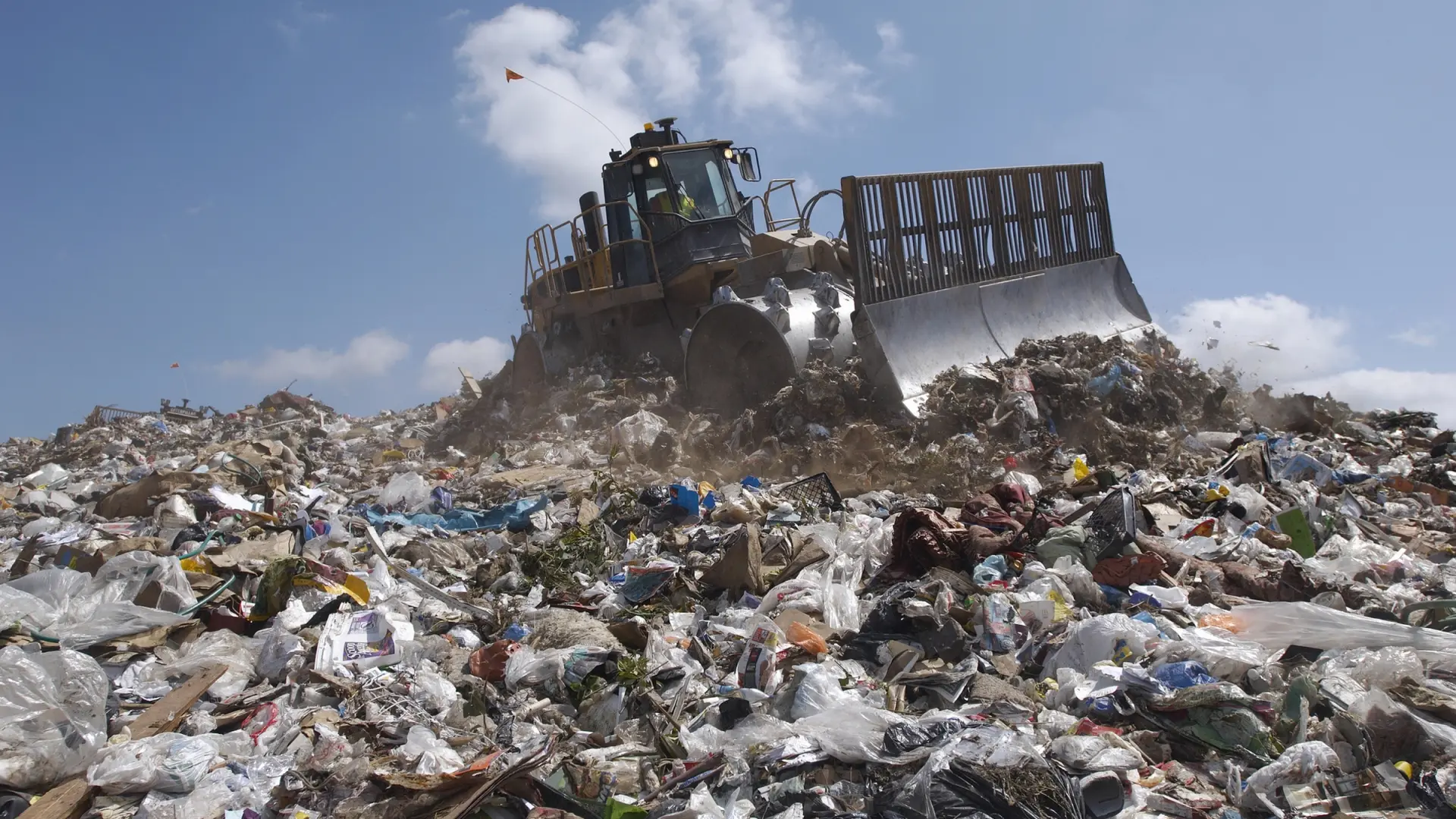 Adiós a ser millonario: prohíben a un británico seguir buscando los 800  millones en bitcoins que perdió en un vertedero