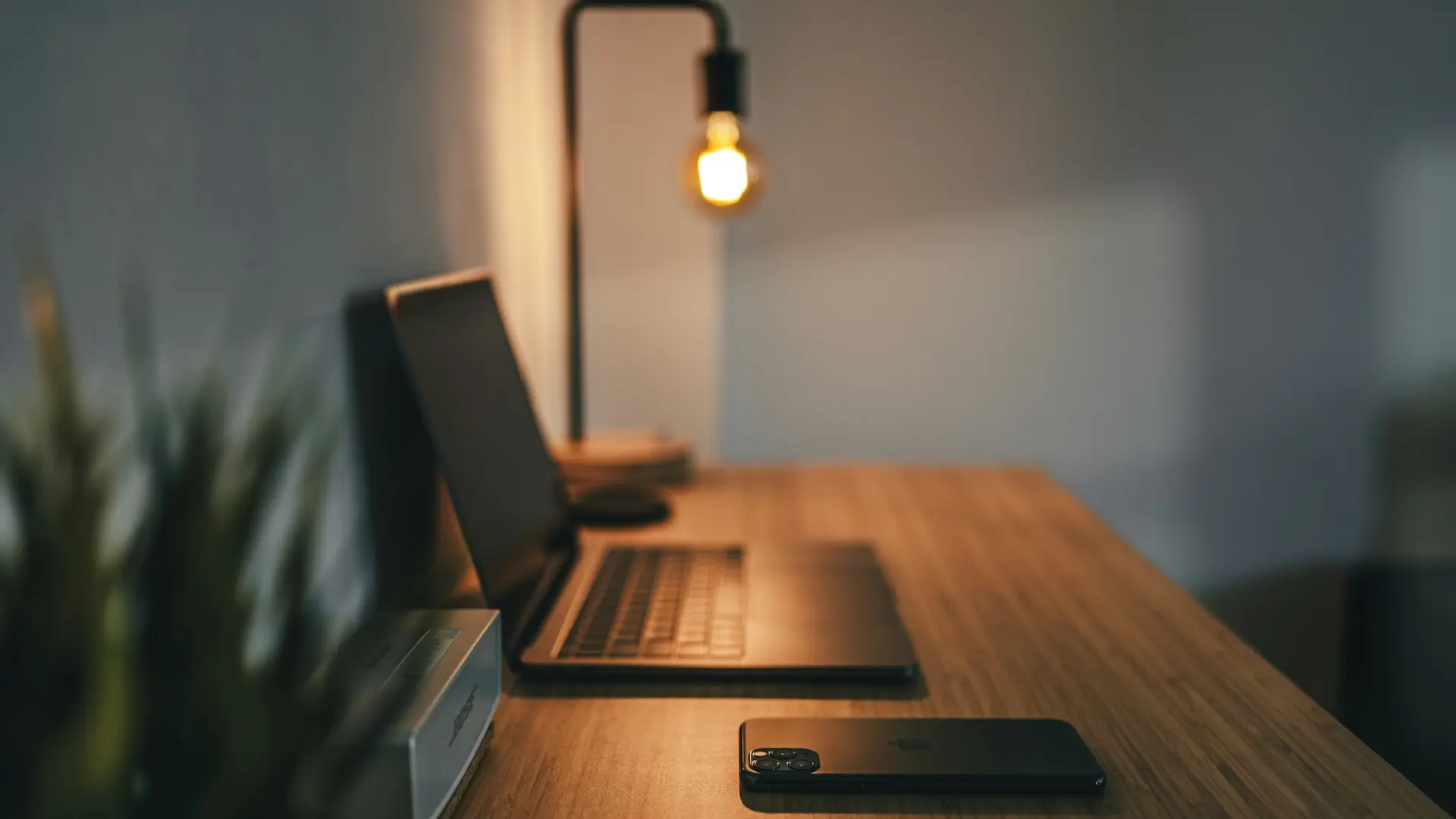 No lo sabías, pero la necesitas: esta regleta ahorra mucho espacio en tu escritorio