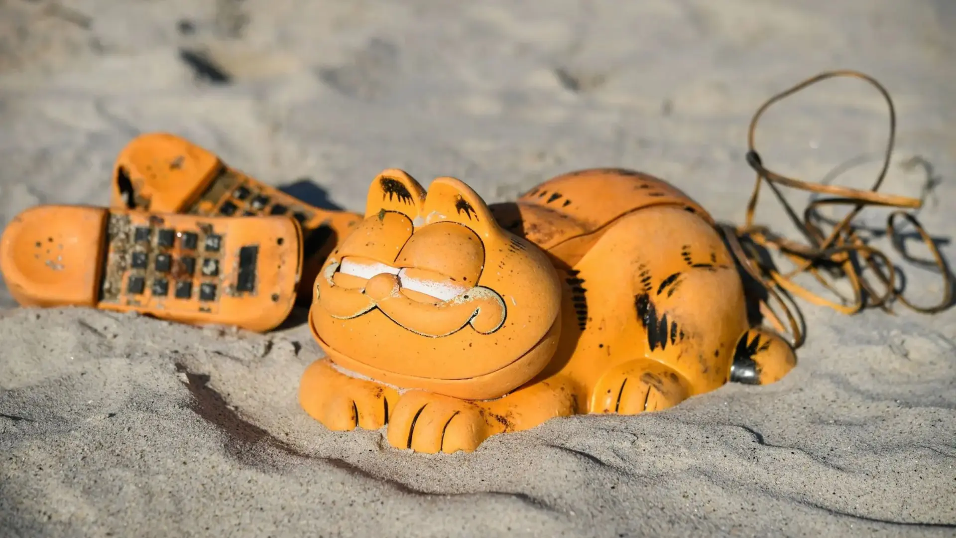 El enigma resuelto: cómo miles de teléfonos con forma de Garfield invadieron las playas francesas durante décadas