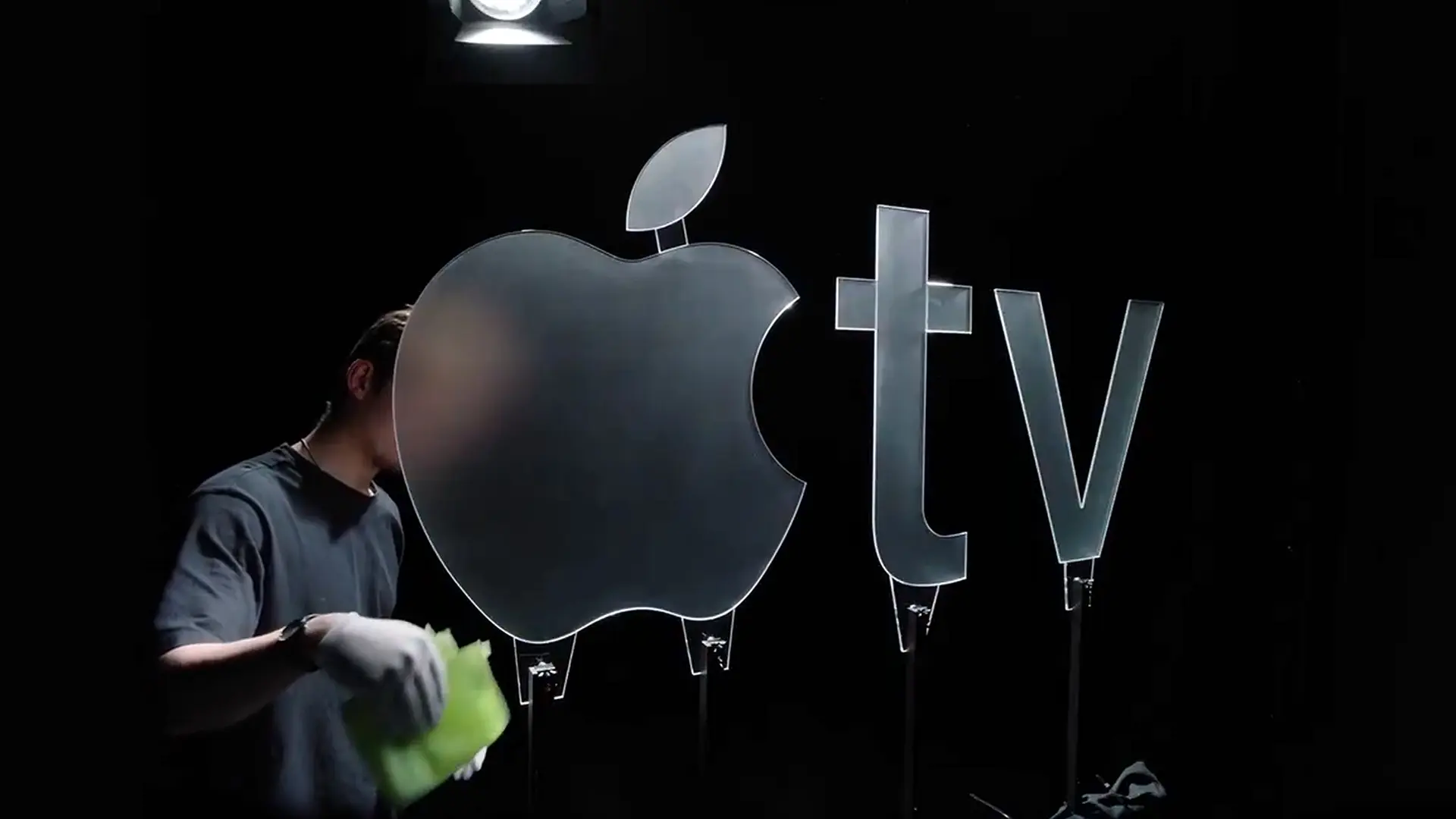 Ni IA ni efectos por ordenador: El nuevo logo de Apple TV se hizo con un cristal, luces de colores y una cámara