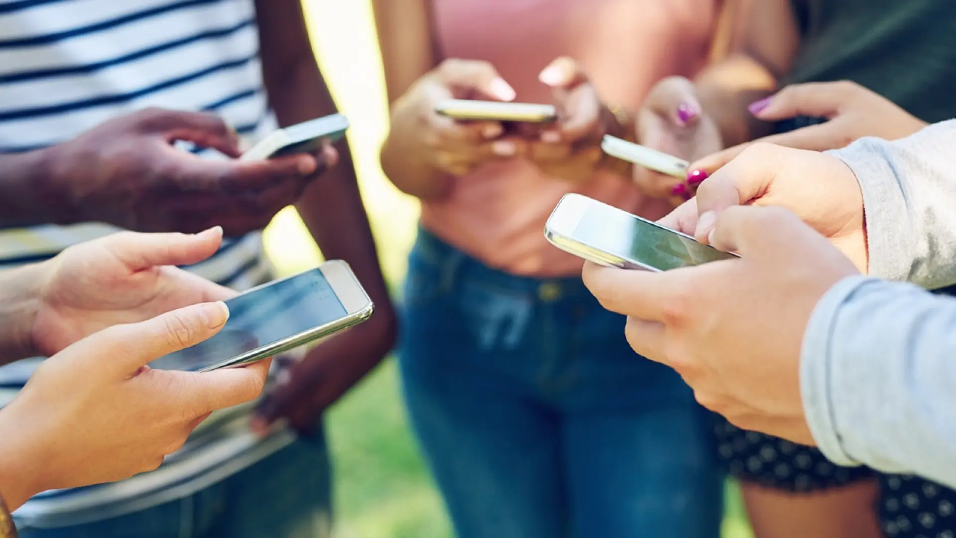 Un nuevo estudio respalda a Bill Gates: el uso de móviles antes de los 13 años afecta la salud mental de por vida