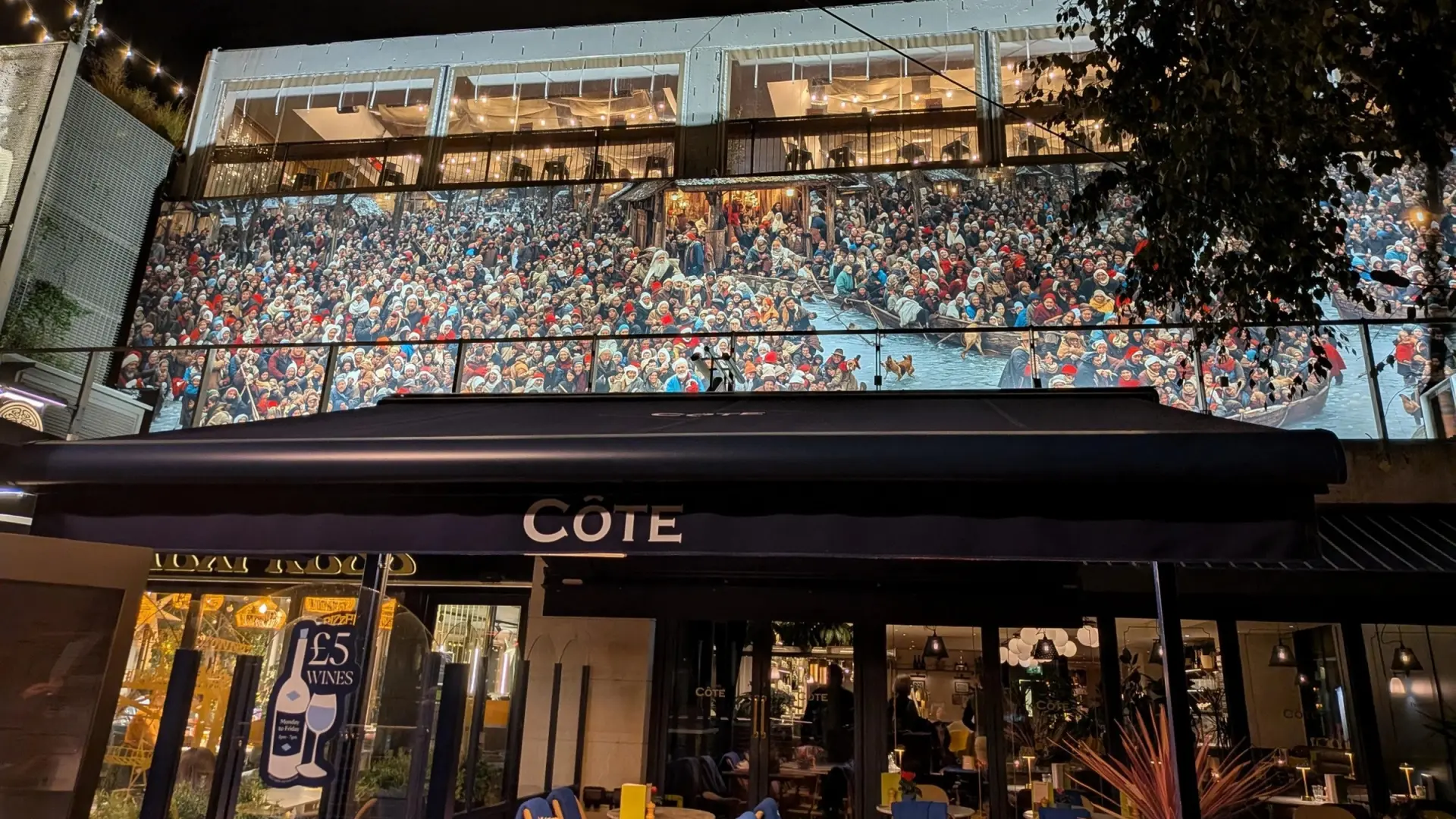 Un Mural Navideño Generado por IA: Cuando la Festividad se Convierte en un Sueño Lovecraftiano