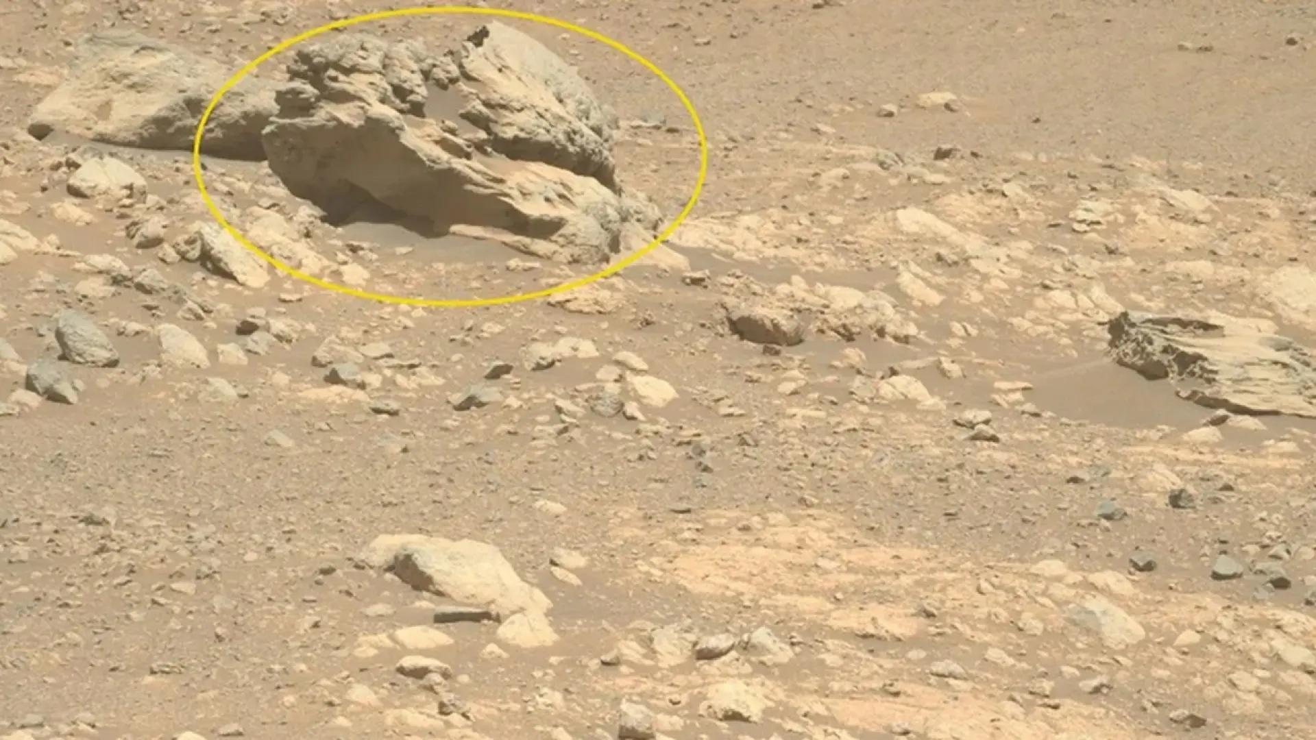 Científicos de la NASA sorprendidos por una misteriosa piedra encontrada en Marte: "No debería estar ahí"
