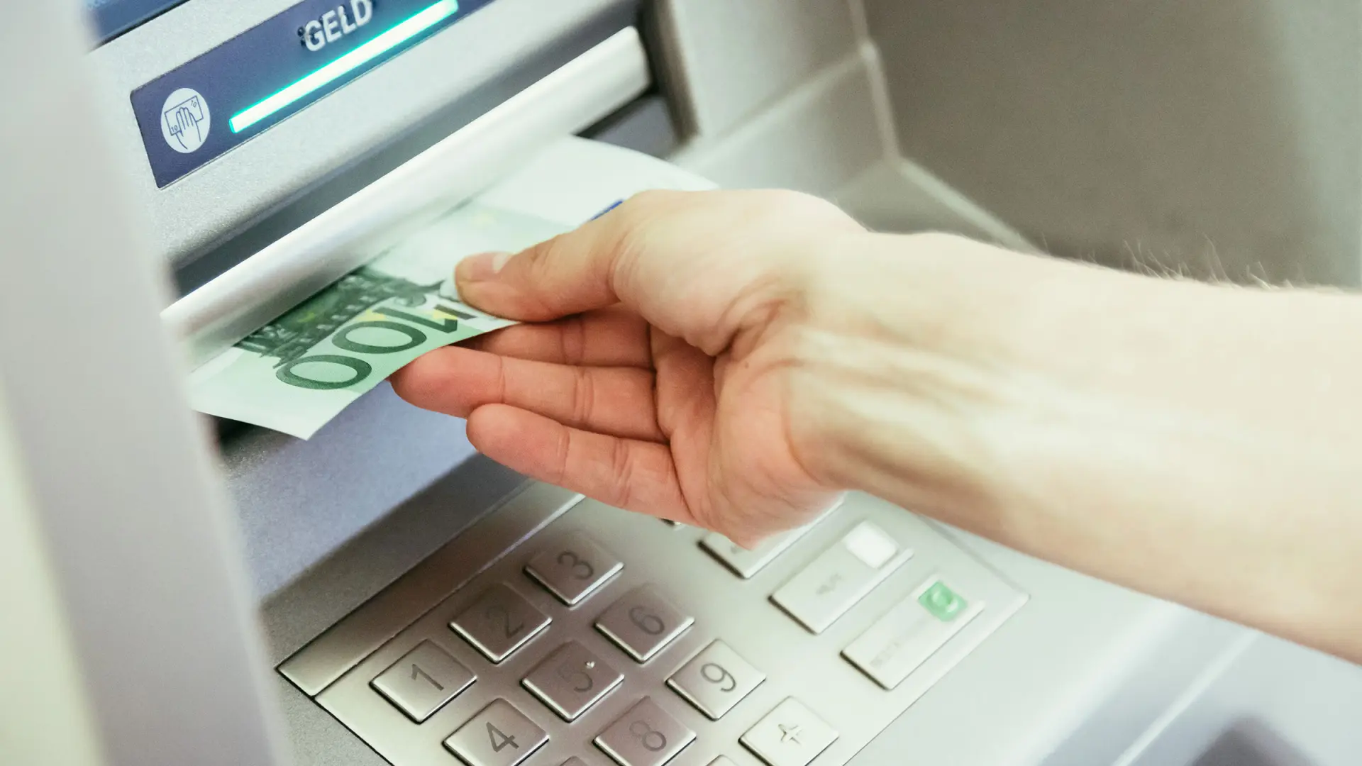 Así funciona la estafa del billete con la que pueden engañarte en los cajeros automáticos