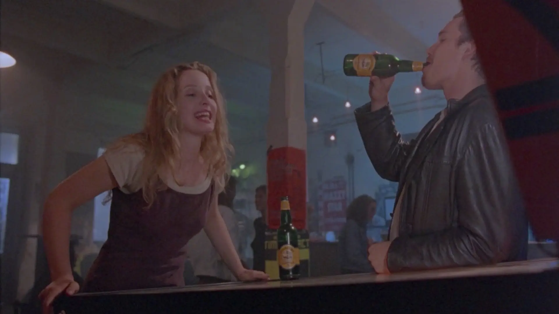 Cuatro bodas y un funeral: la comedia romántica de culto que cumple 30 años en Netflix