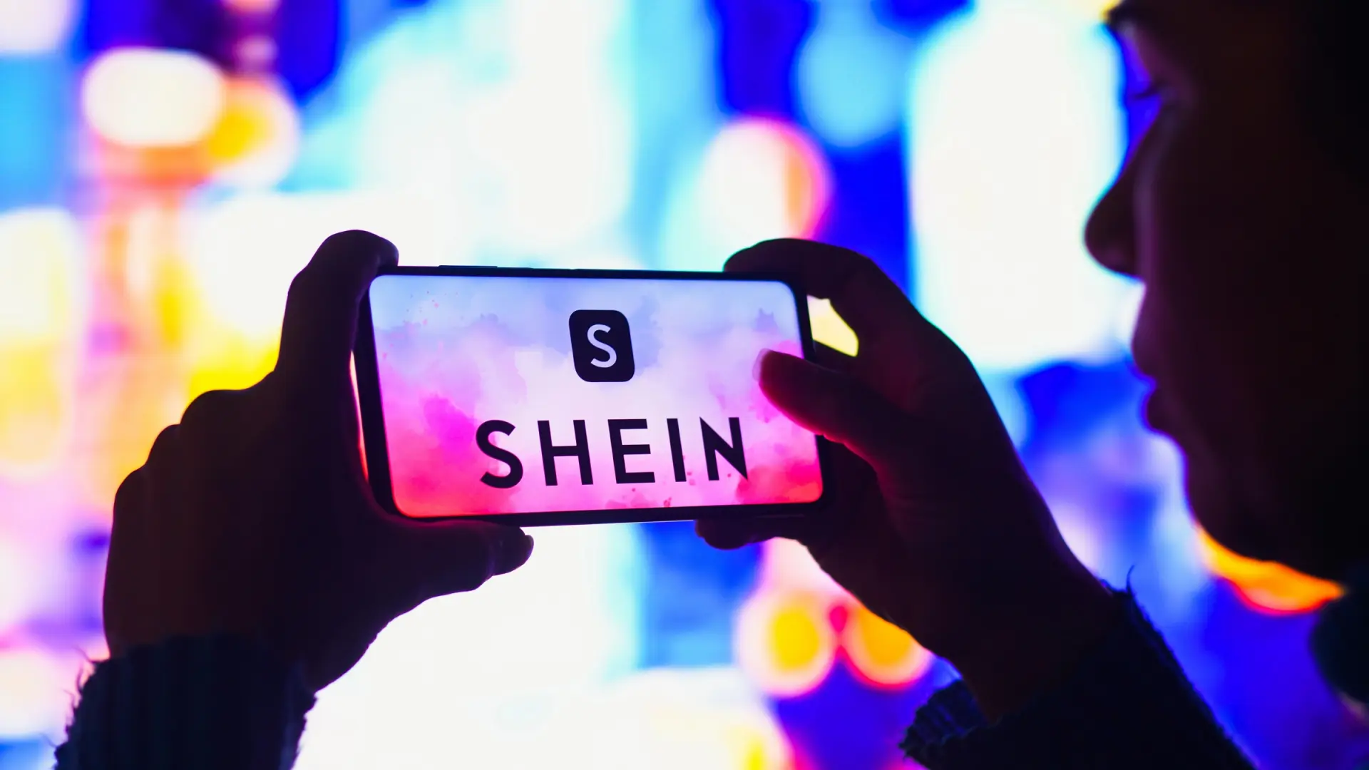 Adiós a comprar casi gratis en Shein, Temu o AliExpress: la UE anuncia una tasa de 3 euros a los paquetes de China