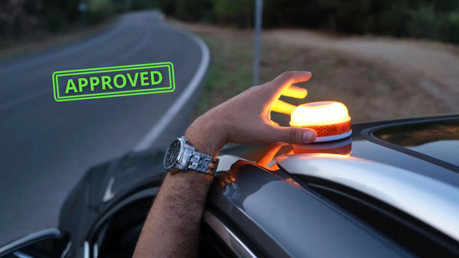 Cuidado en las carreteras: así puedes comprobar si tu baliza V16 está homologada paso a paso