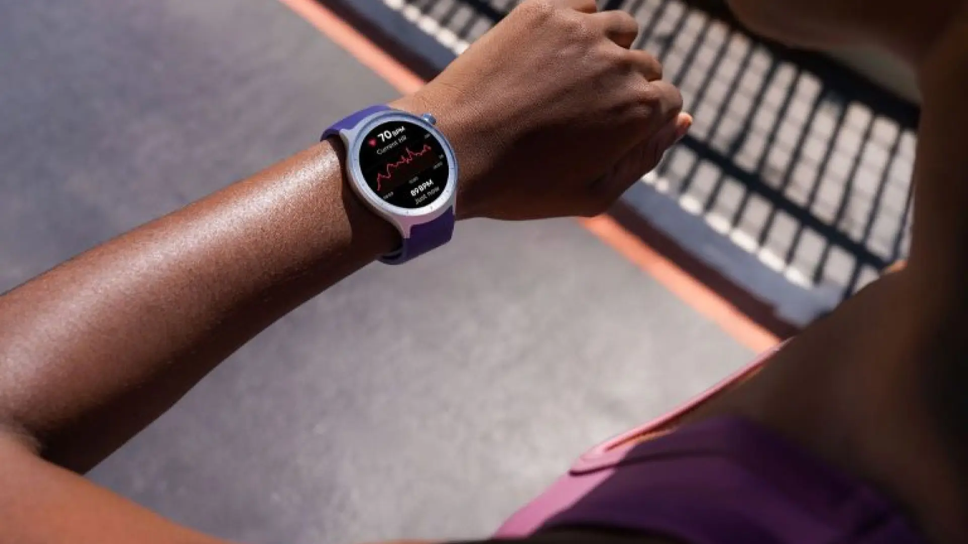 Motorola se adentra en los relojes junto a Polar con el Moto Watch y renueva su localizador más popular