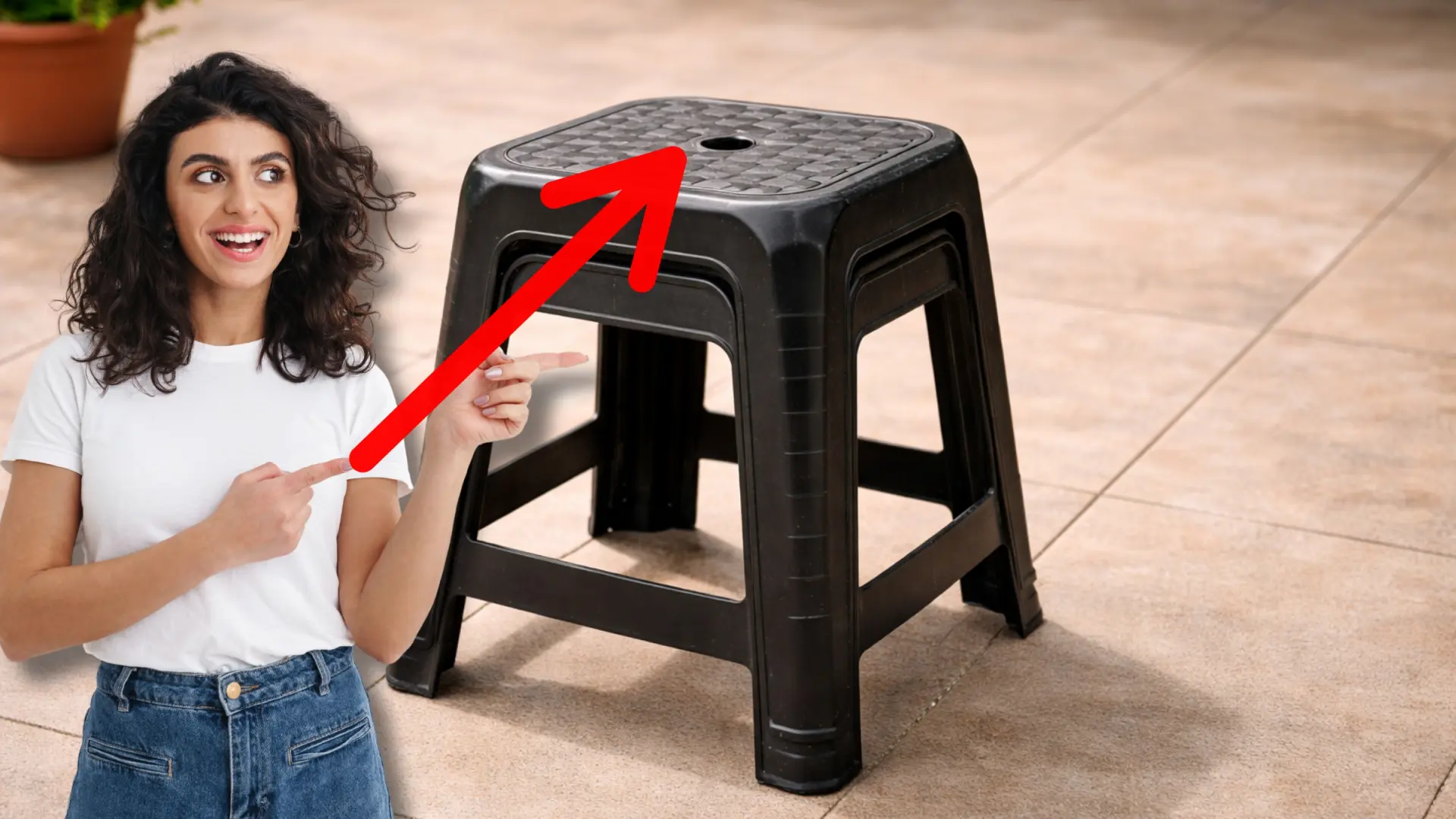 El agujero redondo de las sillas de plástico: un caso de ingeniería oculta