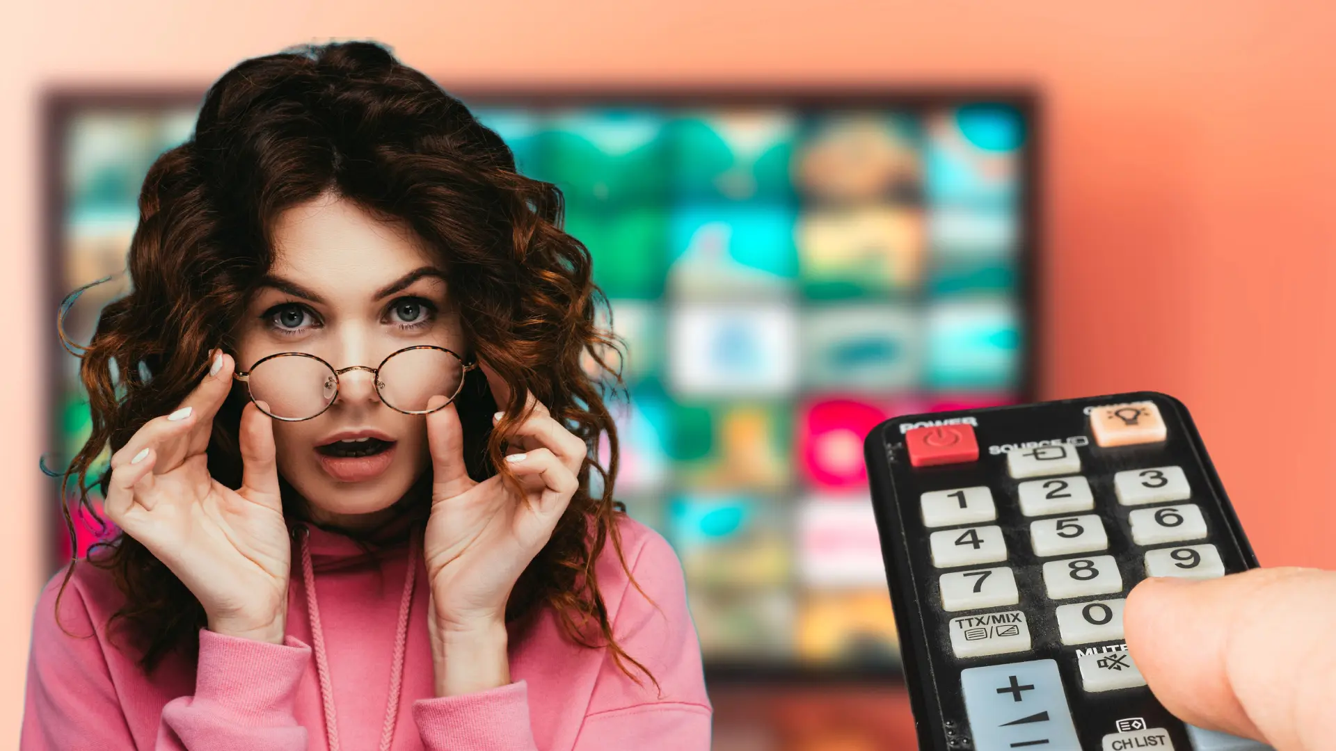 Interfaz de usuario de una Smart TV mostrando aplicaciones de canales