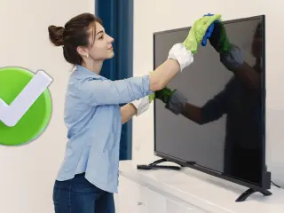 Mujer limpiando la pantalla de un televisor
