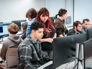 Jóvenes aprendiendo.