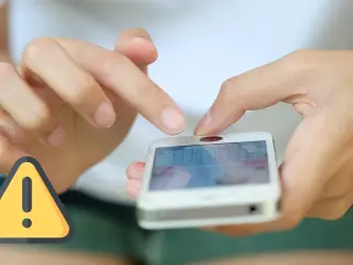 Usuaria usando el móvil.