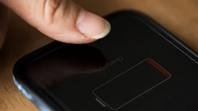 Cargar el móvil correctamente reduce la degradación de la batería